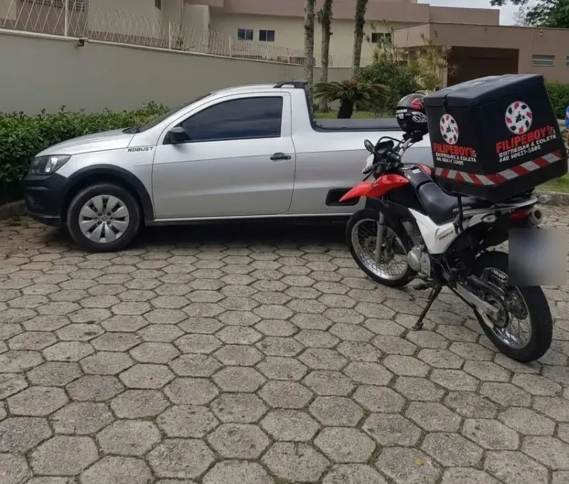 Moto com baú da Filipeboyy ao lado do utilitário