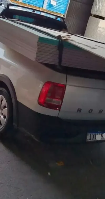 Utilitário carregado com placas de material de construção no depósito